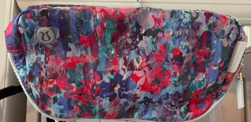 lululemon Everywhere Belt Bag in Flower Glide Multi/Vapor 1 L NWT
